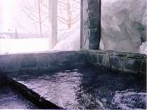 冬の露天風呂、磐梯山おろしが強く冬はガラス戸を入れております。
