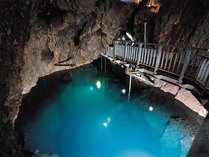 日本三代鍾乳洞のひとつ”龍泉洞”　透明な水とドラゴンブルーが魅せる神秘な世界。洞内は約１時間楽しめる