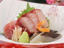 【白石家のお造り】日本海で獲れた地魚鮮魚3種盛り！食事の時間に合わせ捌くので鮮度抜群です♪