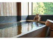 和風館「雅楽司」客室檜風呂　お部屋で温泉をお楽しみいただけます