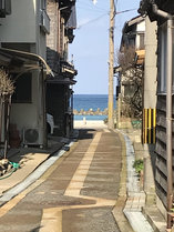 玄関を出れば、竹野浜が見えます。