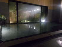 【男性大浴場】ライトアップされた庭をご覧いただきながらごゆっくりとお入りください。