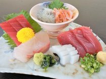 *お夕食「和食膳」駿河湾で捕れた新鮮な海の幸を使用し、一品一品丁寧にお作りした御膳です。