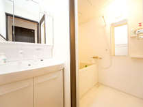 ・【ファミリールーム１】お風呂とは別に洗面台があり便利です