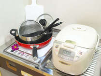 ・調理器具やIHヒーターもあります。炊飯器も貸出可能