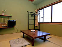 【和室4.5畳一例】こじんまりとしたお部屋ですが、のんびりお寛ぎいただけます。