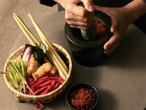 本場タイ人シェフの食欲をそそるタイカレーやガパオ、本格的なチリソースやスパイスを使ったお料理の数々。