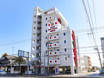 *【外観（一例）】赤と白を基調とした建物が目印です