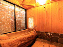 【客室　仙庵】千年の屋久杉をくりぬいた自慢のお風呂です。