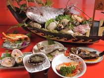 ずらりと並ぶ 菅島自慢の海の幸料理