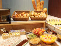 【朝食】サクッと香ばしいパン♪フルーツやスイーツもご用意しております。