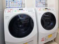 【コインランドリー】洗濯と乾燥一体型のドラム式洗濯機を2台ご用意しております。