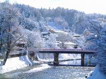 白銀の雪景色に映える中橋