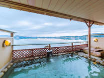 露天風呂　目の前は浜名湖・朝日が昇る瞬間は絶景です。
