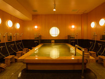・【大浴場】男湯は落ち着いた照明と和風な内装が魅力、ひのきの湯船にゆったり浸かってください