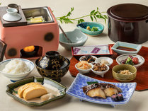 ・【スタンダード朝食】老舗豆腐店「平野」から毎日届く豆腐を使った名物の湯豆腐。京都の味を朝からどうぞ