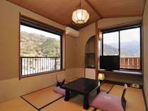 【客室】街側6畳の小さな客室、リーズナブルに旅の拠点や出張に最適