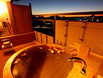 【露天付客室】駿河湾など6階からの眺望を楽しめる露天風呂付（バラはイメージ）
