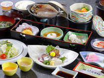 【朝食】たっぷりの地物野菜とお刺身、名産のアジの干物が美味な和朝食　一例