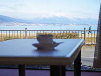 *【ロビー】明るい日差しが差し込む。晴れた日にが琵琶湖が一望できます。