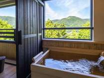 【客室露天風呂】開放的なテラスと檜香るゆったりサイズの湯舟。気を向くまま湯浴みを愉しめる。