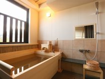 【客室露天風呂】ツインの部屋は露天風呂のすぐ隣にシャワーを完備しています。