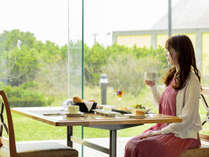 ■カフェレストラン　マリーヌ■朝日が差し込むガラス張りの明るい空間。爽やかな1日の始まりを―…