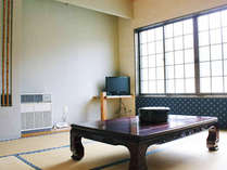 【客室（1-3名用】畳の香りに癒され、ゆっくりと寛げる空間となっております。　