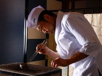 【料理長】当館の料理長が炭火で焼き上げる「鮑の踊り焼き」を磯の香りを感じながら味わう！