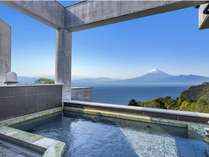 大浴場露天風呂からの富士山の景色客室露天風呂とは別に男女別大浴場をご用意しております。