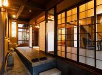 「八重家といち町」玄関を開けると、京町家ならではの土間。広々とした土間空間が皆様をお迎えします。  