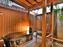 「温泉露天客室」の客室専用露天風呂の一例。源泉かけ流しです。