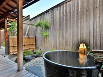 「温泉露天メゾネット」の客室専用露天風呂の一例。源泉かけ流しです