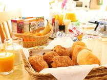 朝のモーニングサービス無料！パン、コーヒー、紅茶などの軽朝食になります。朝から、元気に♪