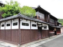 *［四季彩館　酔月／外観］京文化の面影が今も残る歴史的な並み（三丁町・小浜西組）にございます