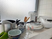 【キッチンアイテム】鍋や食器類はもちろん、炊飯器や電気ポットもご用意。気軽に料理を楽しむことも♪