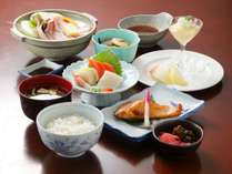*ディナー/和食膳。天ぷらなどの野菜は地元産の新鮮野菜を使用しています。