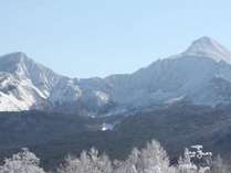 雪化粧した磐梯山が眺められます。