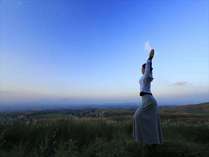 【カルデラ体操】朝は絶景テラスでカルデラ体操を実施。阿蘇五岳を背景に、心身をゆっくりと目覚めさせます