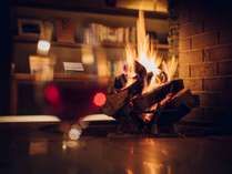 【トラベルライブラリー】冬には暖炉に火が暖かく灯ります