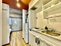 ＜スタンダードダブル＞シンプルでコンパクトな客室、シャワールーム・簡易キッチン。洗濯乾燥機付き