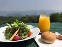 朝は眼下に広がる景色を眺めながら、ヘルシーにお皿いっぱいの野菜から始まる朝食です。