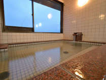 最上階にある浴室(女性用)。24時間入浴ＯＫ。おススメは日本海を一望できる早朝！