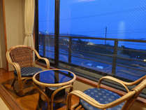客室は、ほとんどが海に面したお部屋。夜は漁火、朝は日本海の海を楽しんで頂けます。