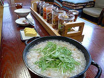 朝食は日替わりの朝粥＆副菜たっぷりのバイキングです。