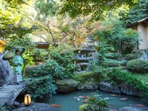 【敷地内の日本庭園】庭園内には広い池があり、鯉がゆったりと泳いでいます