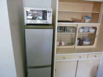 冷蔵庫・電子レンジ・ガスコンロ・対面式キッチン等で自由に自炊できます。