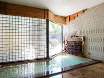*【大浴場／男湯】源泉掛け流しの「瀬波温泉」を、足を伸ばしてゆっくりとご堪能下さい。