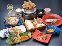 【夕食一例】八上姫会席。当館定番のお料理です。鶏すき焼きや新鮮なお造りをお楽しみください！