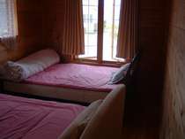 寝室６畳＋リビングルーム約２５畳で最大１０名様まで宿泊可能